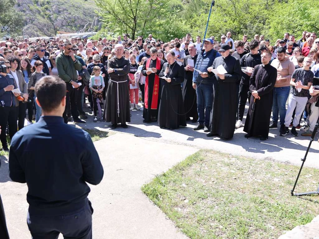 Veliki broj vjernika na Križnom putu na Humu; biskup: Uskrs je ispunjenje i čežnja našega života